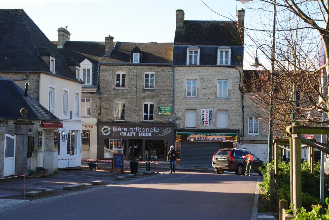Sainte-Mère-Église Gite De La Place De L'Eglise מראה חיצוני תמונה