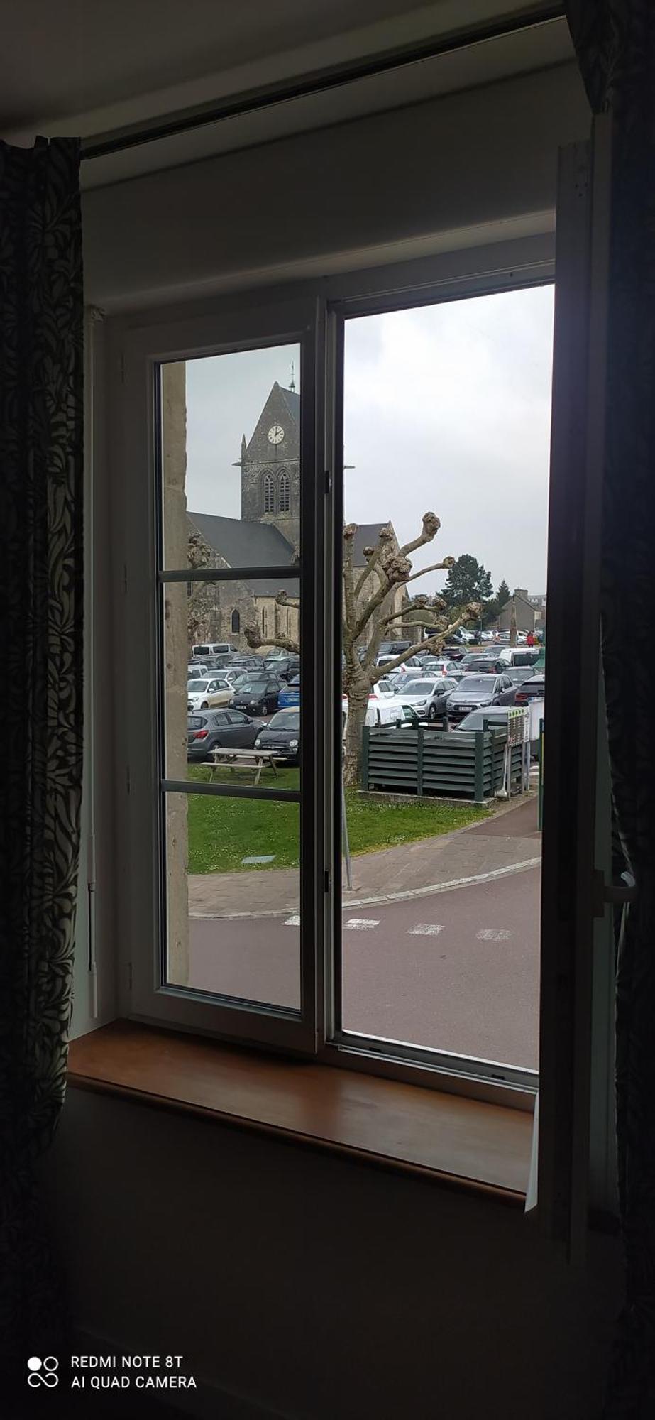 Sainte-Mère-Église Gite De La Place De L'Eglise מראה חיצוני תמונה